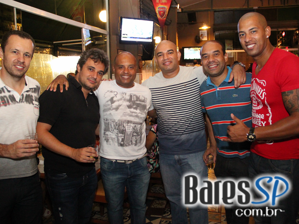 Bar do Arnesto ofereceu samba de roda e mix de músicas na sexta-feira Bar do Arnesto ofereceu samba de roda e mix de músicas na sexta-feira