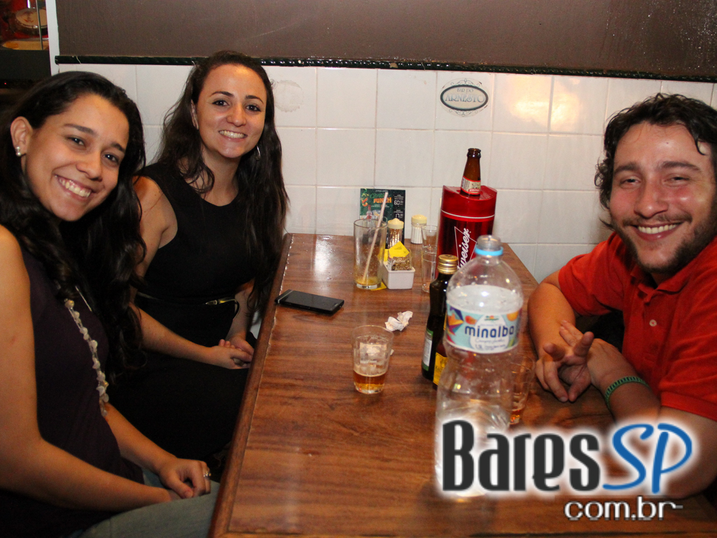 Bar do Arnesto ofereceu samba de roda e mix de músicas na sexta-feira Bar do Arnesto ofereceu samba de roda e mix de músicas na sexta-feira