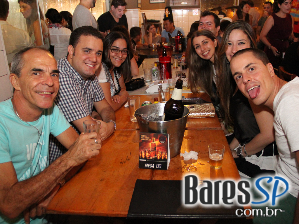 Bar do Arnesto ofereceu samba de roda e mix de músicas na sexta-feira Bar do Arnesto ofereceu samba de roda e mix de músicas na sexta-feira