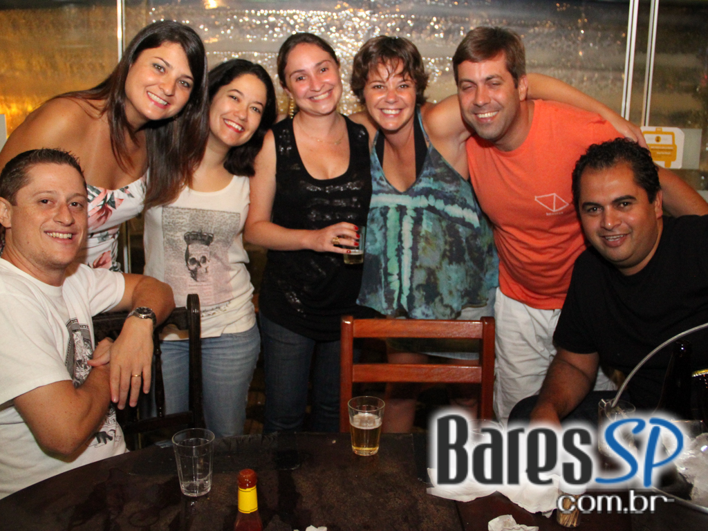 Bar do Arnesto ofereceu samba de roda e mix de músicas na sexta-feira Bar do Arnesto ofereceu samba de roda e mix de músicas na sexta-feira