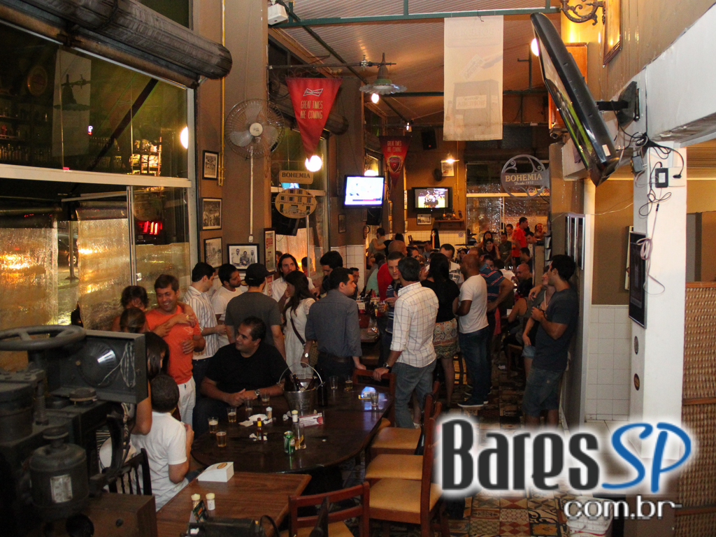 Bar do Arnesto ofereceu samba de roda e mix de músicas na sexta-feira Bar do Arnesto ofereceu samba de roda e mix de músicas na sexta-feira