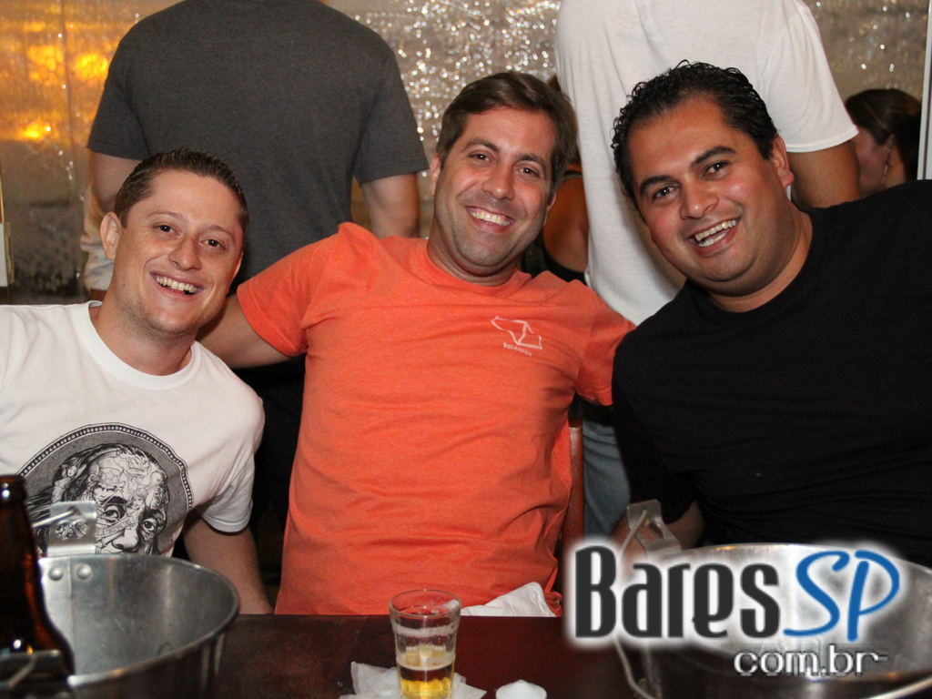 Bar do Arnesto ofereceu samba de roda e mix de músicas na sexta-feira Bar do Arnesto ofereceu samba de roda e mix de músicas na sexta-feira