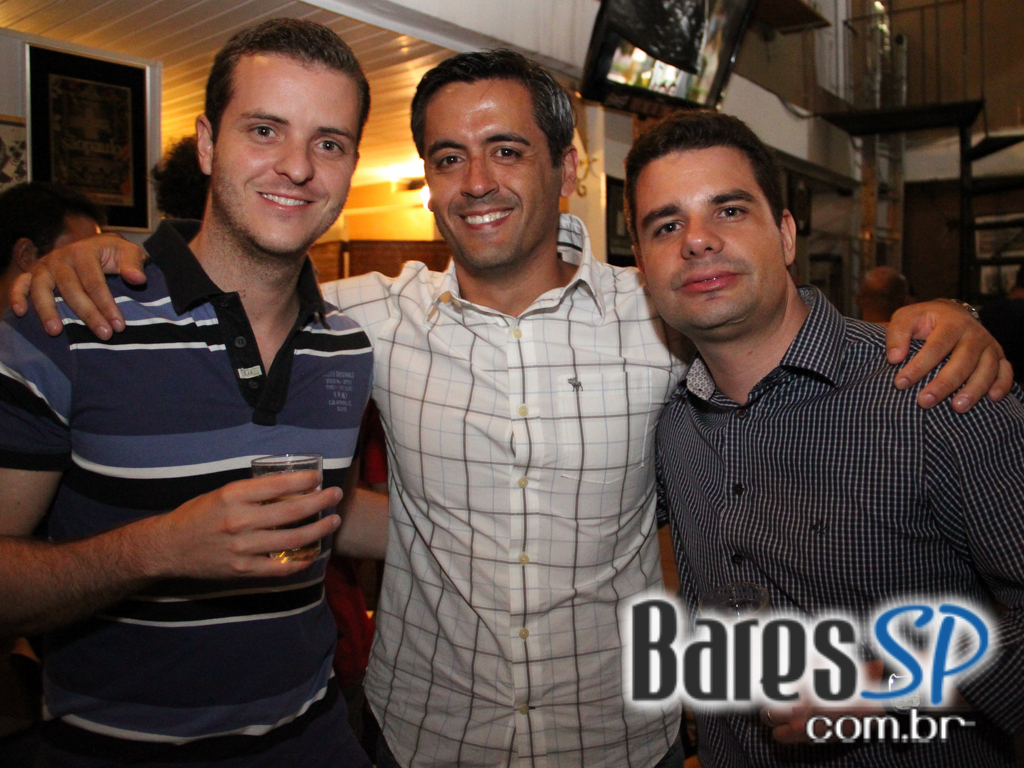 Bar do Arnesto ofereceu samba de roda e mix de músicas na sexta-feira Bar do Arnesto ofereceu samba de roda e mix de músicas na sexta-feira