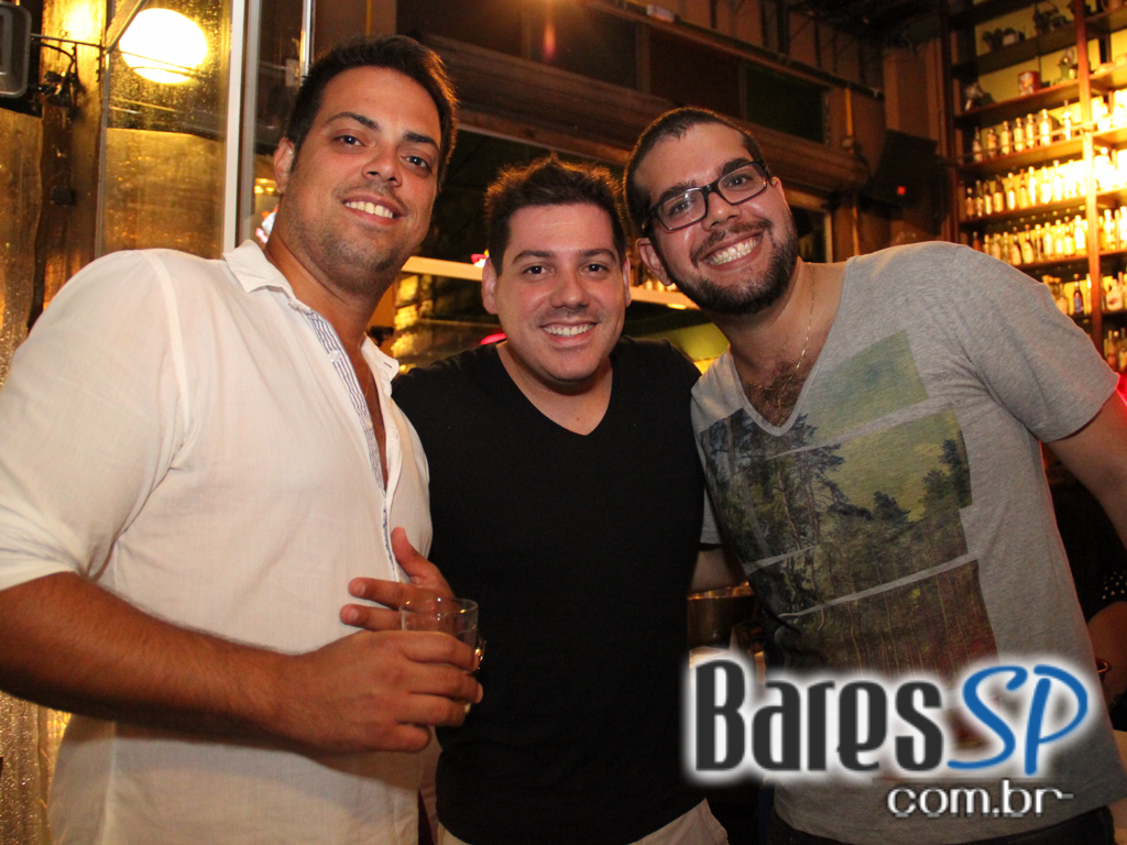 Bar do Arnesto ofereceu samba de roda e mix de músicas na sexta-feira Bar do Arnesto ofereceu samba de roda e mix de músicas na sexta-feira