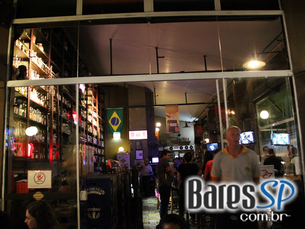 Bar do Arnesto ofereceu samba de roda e mix de músicas na sexta-feira Bar do Arnesto ofereceu samba de roda e mix de músicas na sexta-feira