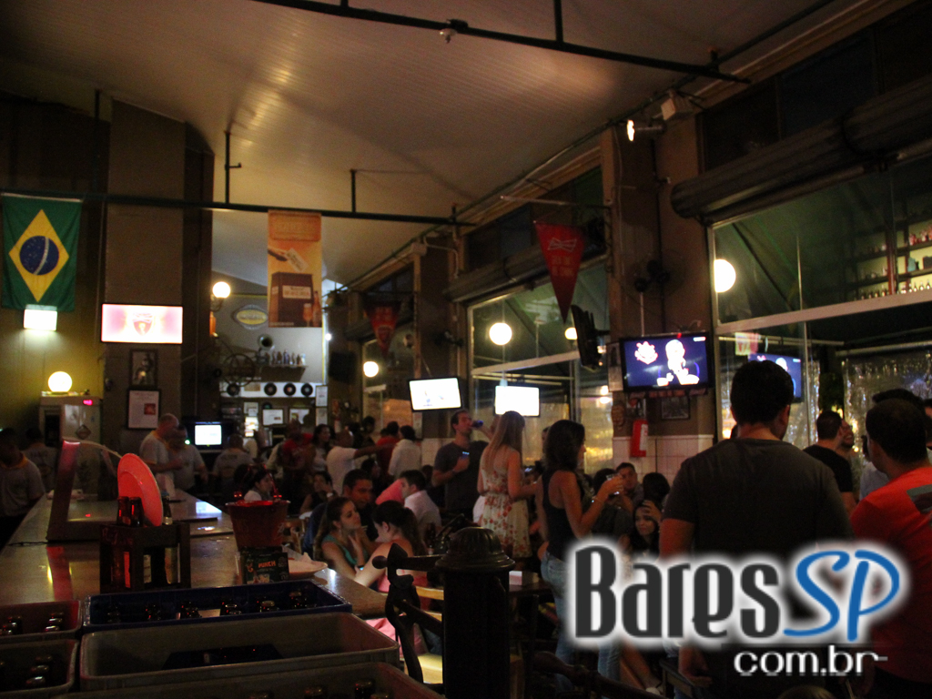 Bar do Arnesto ofereceu samba de roda e mix de músicas na sexta-feira Bar do Arnesto ofereceu samba de roda e mix de músicas na sexta-feira