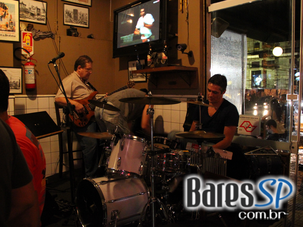 Bar do Arnesto ofereceu samba de roda e mix de músicas na sexta-feira Bar do Arnesto ofereceu samba de roda e mix de músicas na sexta-feira