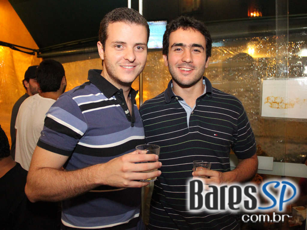 Bar do Arnesto ofereceu samba de roda e mix de músicas na sexta-feira Bar do Arnesto ofereceu samba de roda e mix de músicas na sexta-feira