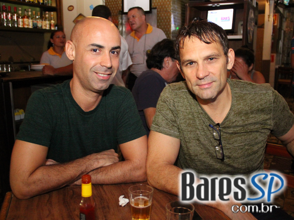 Bar do Arnesto ofereceu samba de roda e mix de músicas na sexta-feira Bar do Arnesto ofereceu samba de roda e mix de músicas na sexta-feira