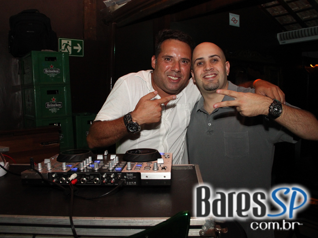 Vila Moema apresentou ambiente descontraído com DJs residentes Vila Moema apresentou ambiente descontraído com DJs residentes
