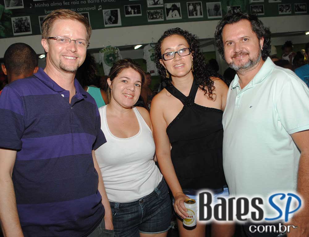 Camisa Verde e Branco se preparou para o carnaval e realizou ensaio em sua quadra na sexta Camisa Verde e Branco se preparou para o carnaval e realizou ensaio em sua quadra na sexta