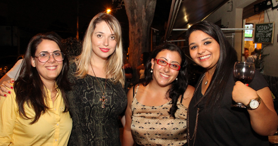 Marcelo Cabelo agitou a noite de quinta-feira com muito pop rock no Embarque Bar