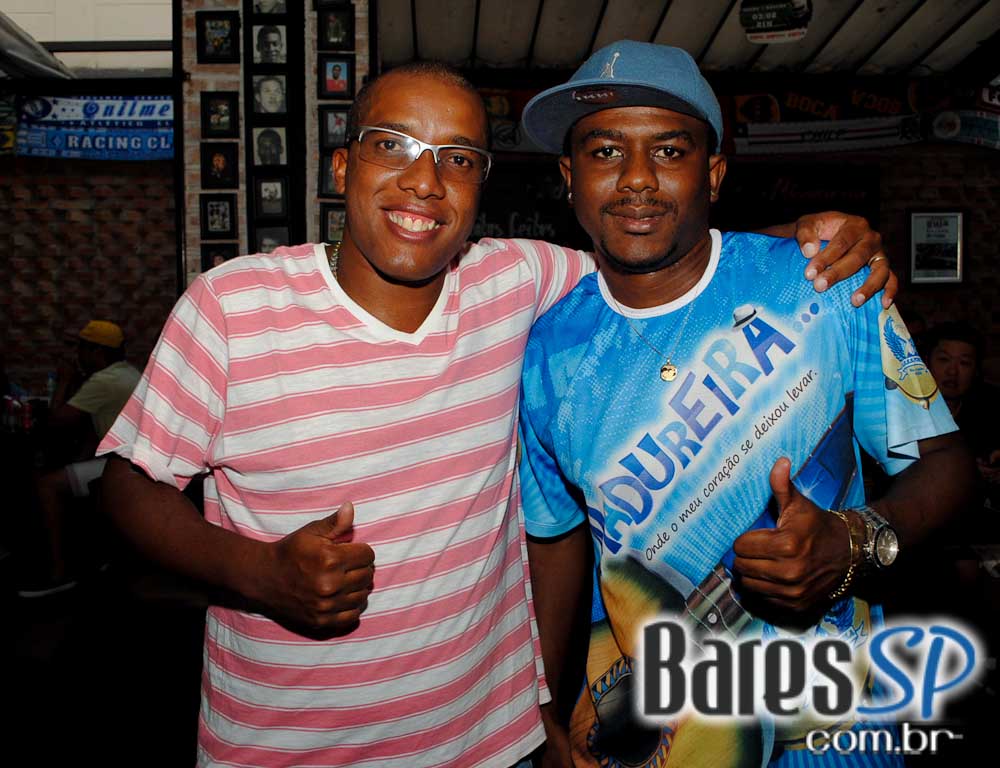 Leandro Costa e Gaudy agitaram a noite no Artilheiros Bar no domingo Leandro Costa e Gaudy agitaram a noite no Artilheiros Bar no domingo