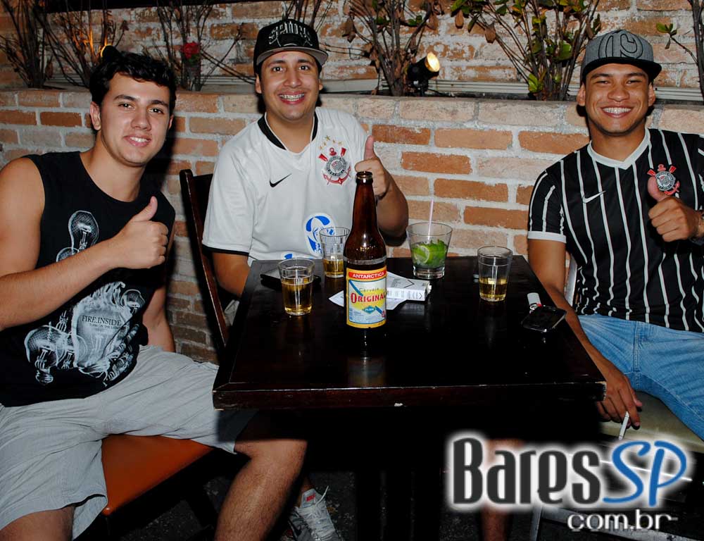 Leandro Costa e Gaudy agitaram a noite no Artilheiros Bar no domingo Leandro Costa e Gaudy agitaram a noite no Artilheiros Bar no domingo