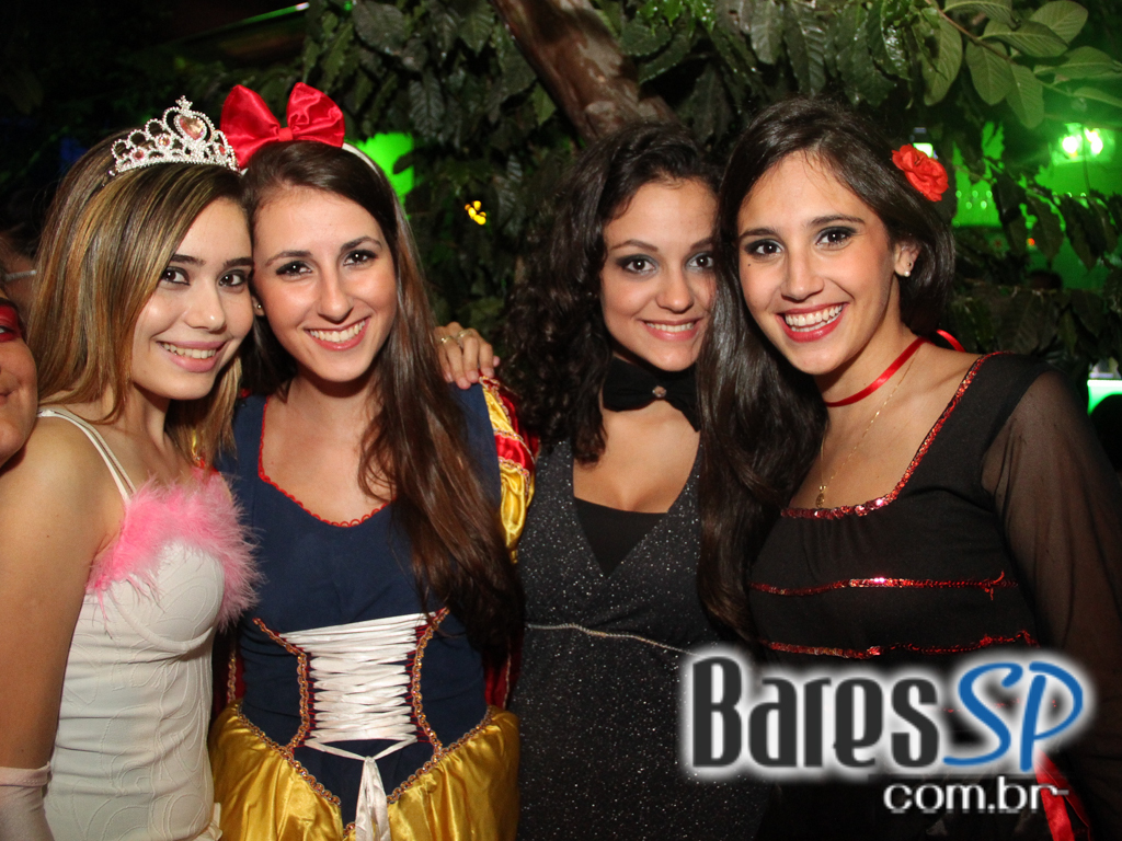 Vila Moema apresentou ambiente descontraído com DJs residentes Vila Moema apresentou ambiente descontraído com DJs residentes