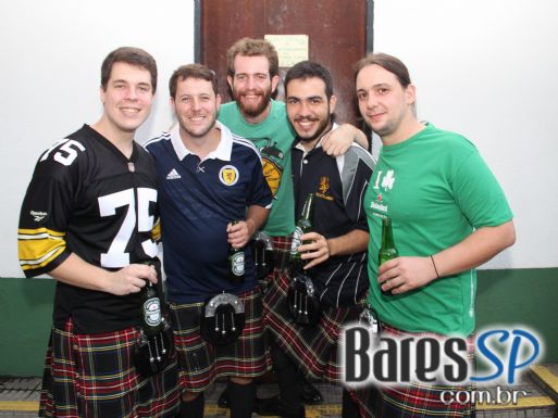 Festa de St. Patricks Day com Gaita de Foles e bandas de rock no domingo no Finnegans Pub - St. Patrick Week