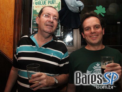 DJs Kaze e Rafa Fiorito animaram o St. Patrick's Day do The Blue Pub
