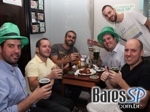 DJs Kaze e Rafa Fiorito animaram o St. Patrick's Day do The Blue Pub