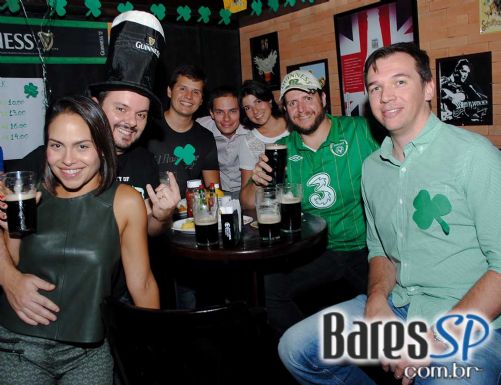 Para comemorar o St. Patrick Day Rhino Pub recebeu bandas de pop rock na segunda-feira - St. Patrick Week