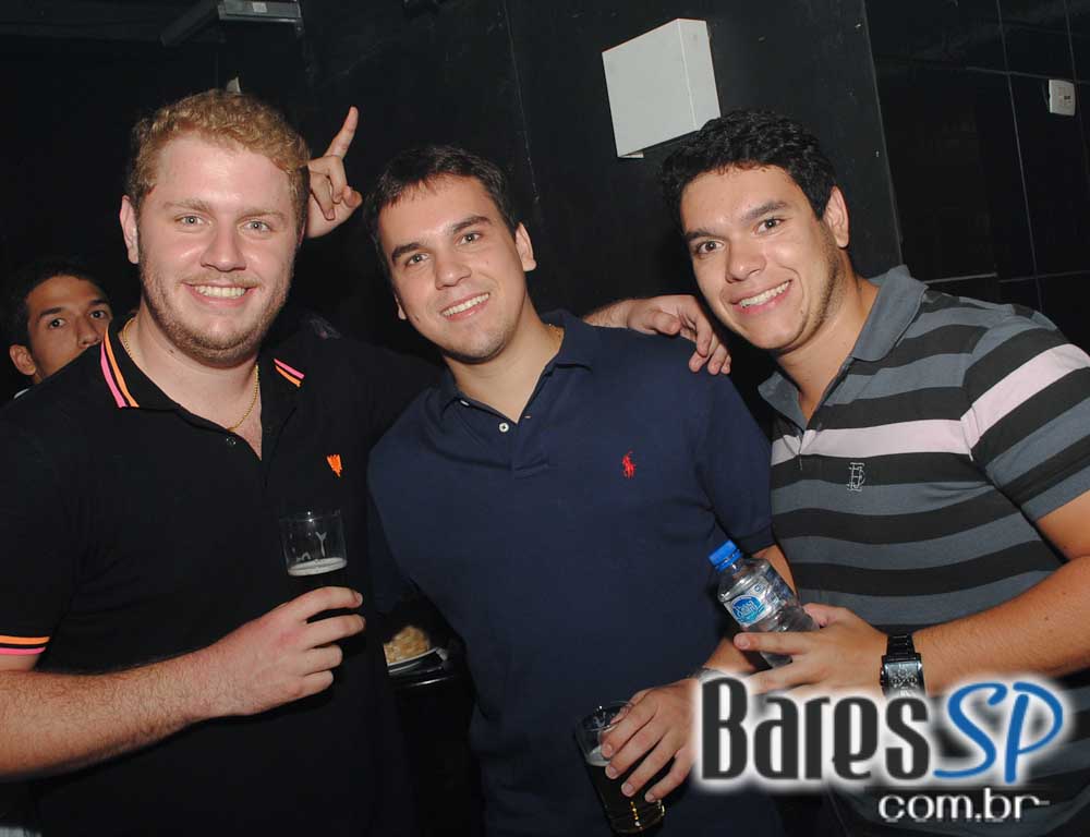 Bar Camará embalou a noite ao som de setanejo e pop rock Bar Camará embalou a noite ao som de setanejo e pop rock