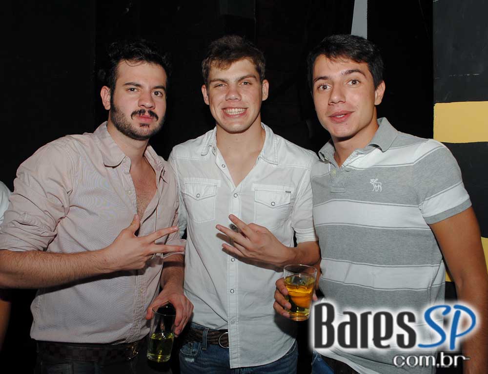 Bar Camará embalou a noite ao som de setanejo e pop rock Bar Camará embalou a noite ao som de setanejo e pop rock