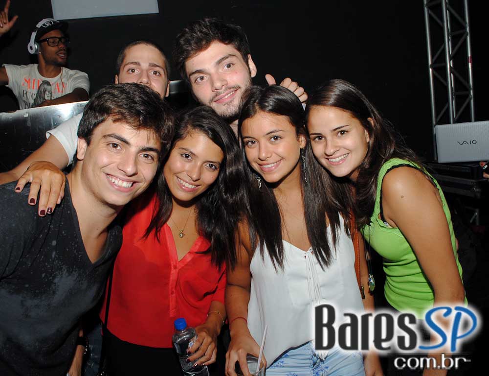 Bar Camará embalou a noite ao som de setanejo e pop rock Bar Camará embalou a noite ao som de setanejo e pop rock