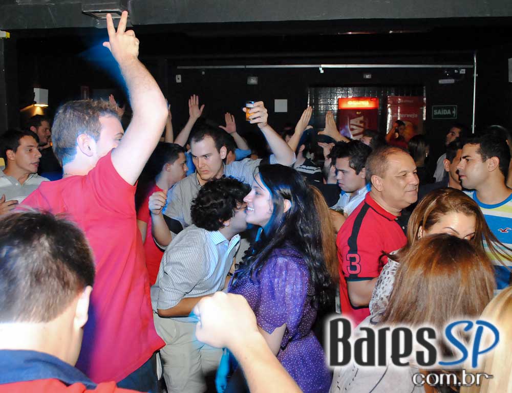 Bar Camará embalou a noite ao som de setanejo e pop rock Bar Camará embalou a noite ao som de setanejo e pop rock