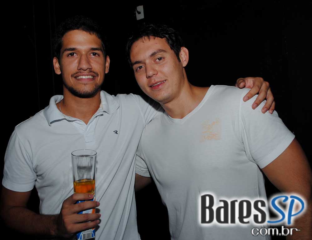 Bar Camará embalou a noite ao som de setanejo e pop rock Bar Camará embalou a noite ao som de setanejo e pop rock