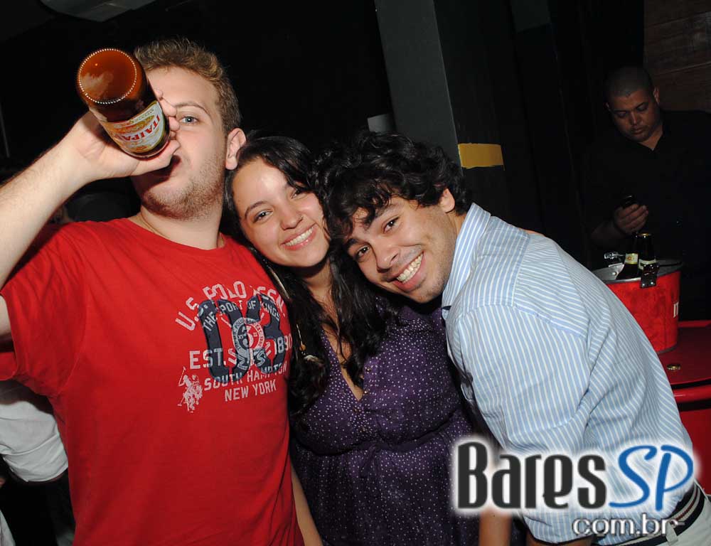 Bar Camará embalou a noite ao som de setanejo e pop rock Bar Camará embalou a noite ao som de setanejo e pop rock