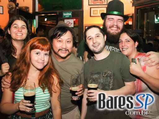 Segunda-feira teve muito Blues no St. Patrick's Day do Finnegan's Pub 