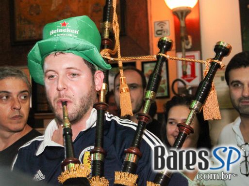 Segunda-feira teve muito Blues no St. Patrick's Day do Finnegan's Pub 