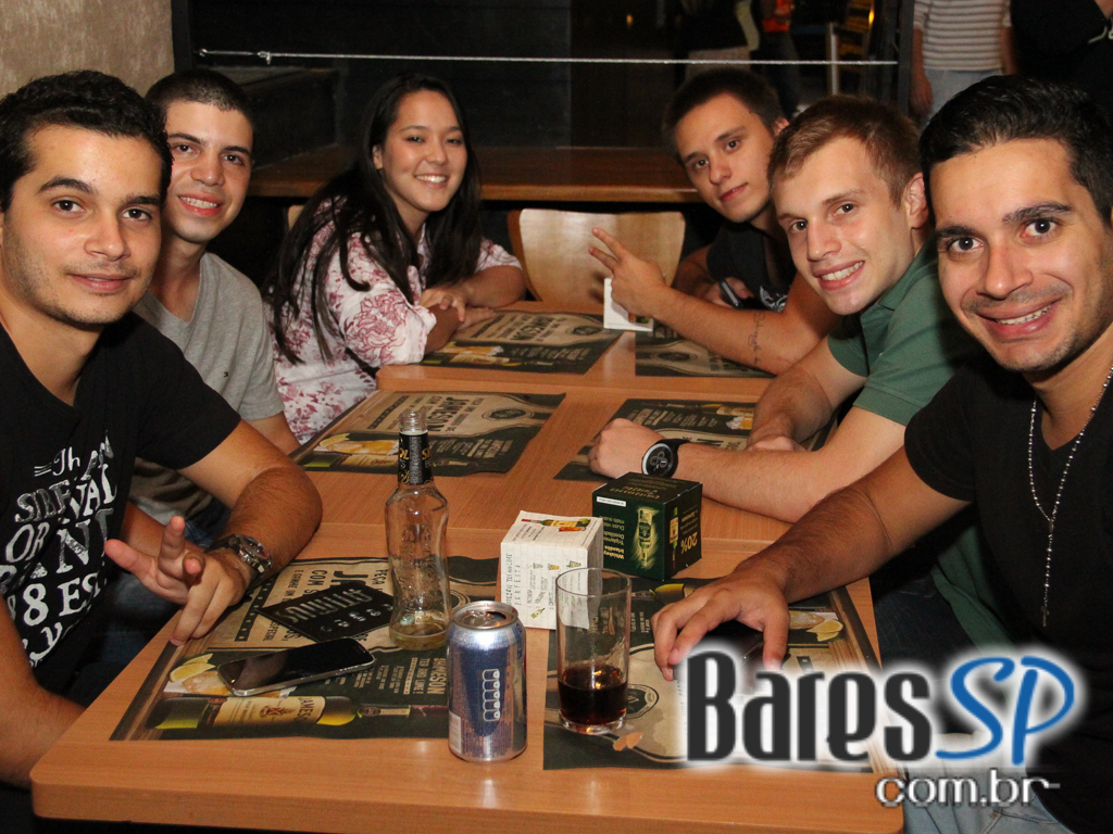 Banda Honra e outras bandas de rock no palco do Na Mata Café Banda Honra e outras bandas de rock no palco do Na Mata Café