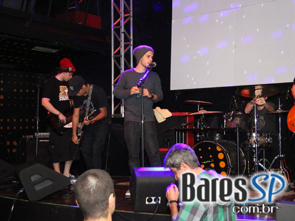 Banda Honra e outras bandas de rock no palco do Na Mata Café Banda Honra e outras bandas de rock no palco do Na Mata Café