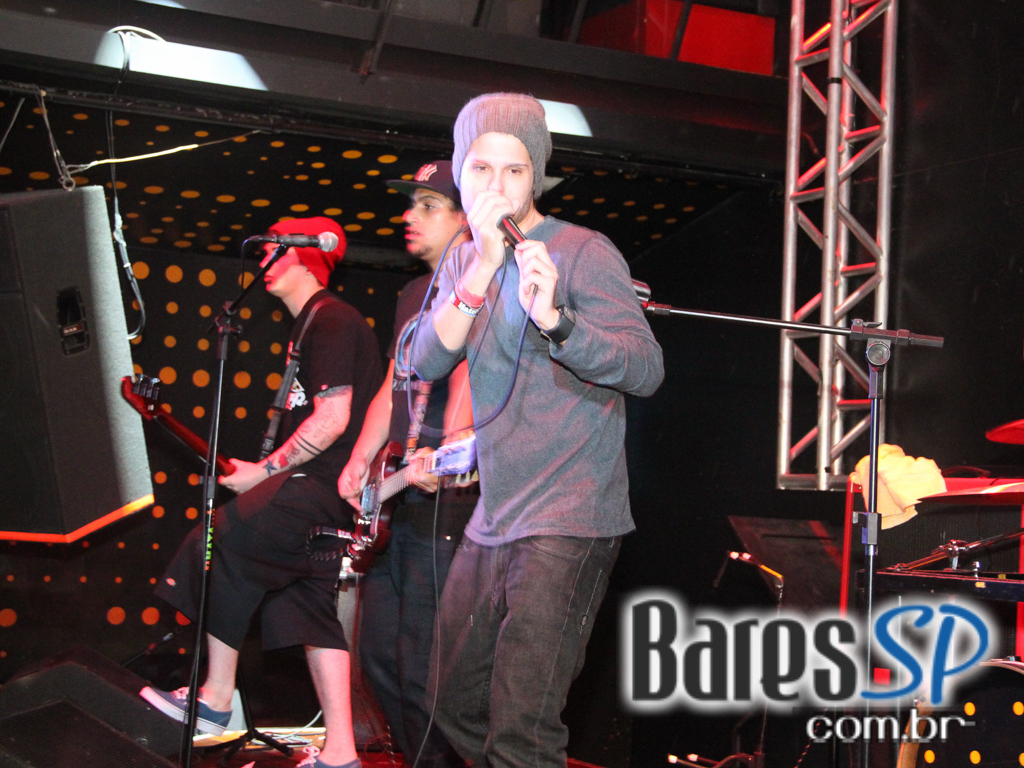 Banda Honra e outras bandas de rock no palco do Na Mata Café Banda Honra e outras bandas de rock no palco do Na Mata Café