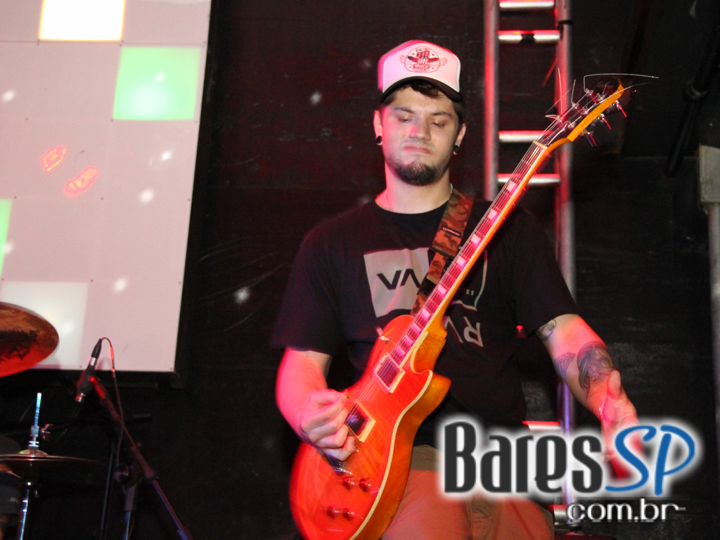 Banda Honra e outras bandas de rock no palco do Na Mata Café Banda Honra e outras bandas de rock no palco do Na Mata Café