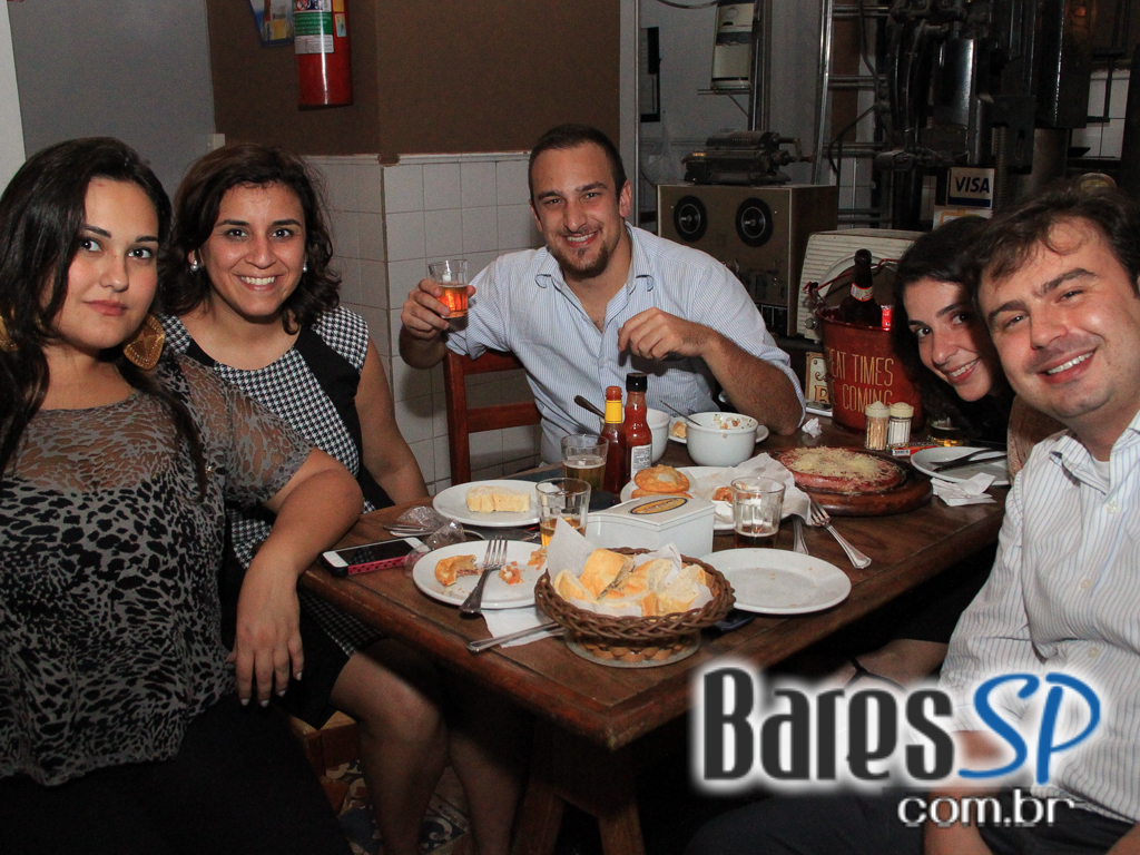 Bar do Arnesto ofereceu samba de roda e mix de músicas na sexta-feira Bar do Arnesto ofereceu samba de roda e mix de músicas na sexta-feira