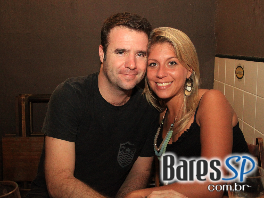 Bar do Arnesto ofereceu samba de roda e mix de músicas na sexta-feira Bar do Arnesto ofereceu samba de roda e mix de músicas na sexta-feira