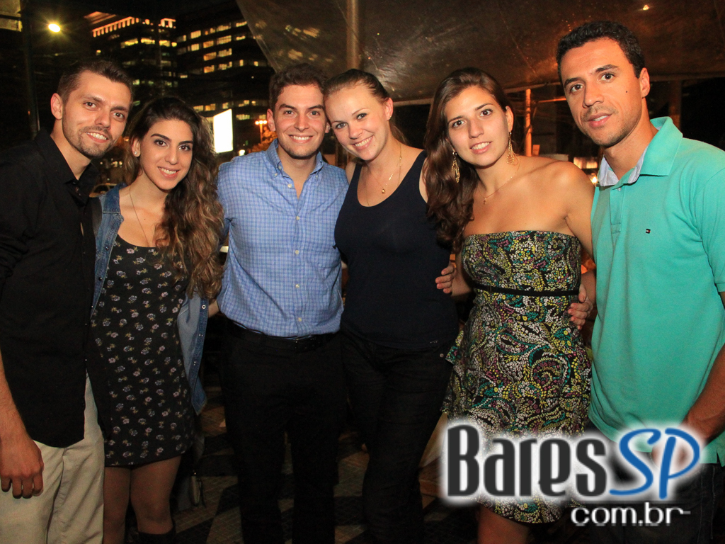 Bar do Arnesto ofereceu samba de roda e mix de músicas na sexta-feira Bar do Arnesto ofereceu samba de roda e mix de músicas na sexta-feira