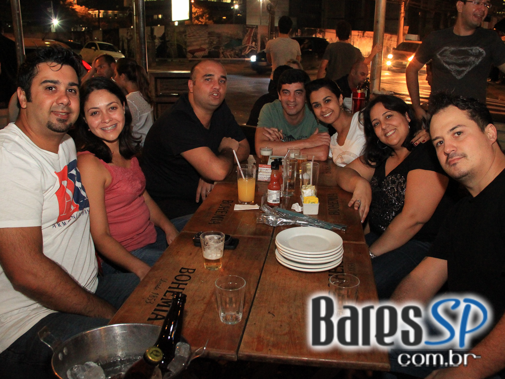 Bar do Arnesto ofereceu samba de roda e mix de músicas na sexta-feira Bar do Arnesto ofereceu samba de roda e mix de músicas na sexta-feira