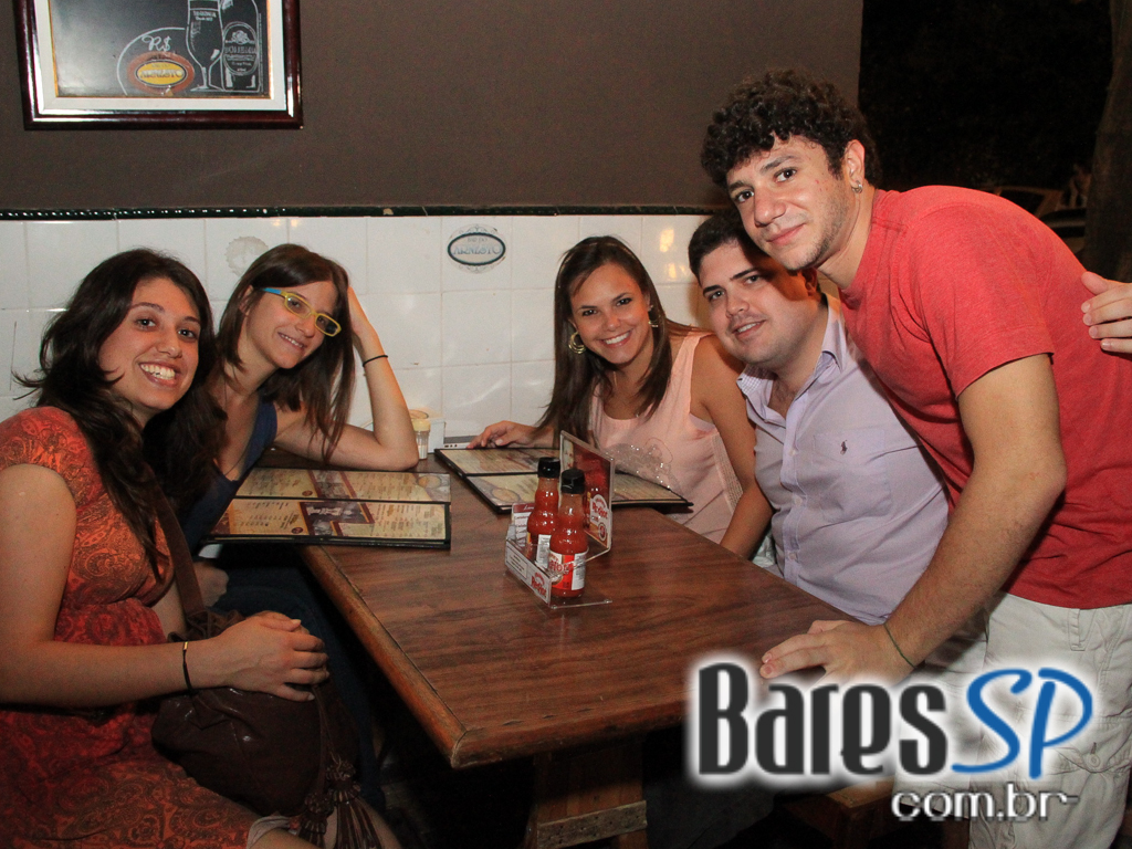 Bar do Arnesto ofereceu samba de roda e mix de músicas na sexta-feira Bar do Arnesto ofereceu samba de roda e mix de músicas na sexta-feira