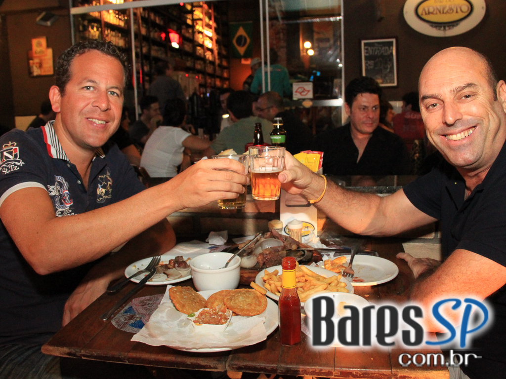 Bar do Arnesto ofereceu samba de roda e mix de músicas na sexta-feira Bar do Arnesto ofereceu samba de roda e mix de músicas na sexta-feira