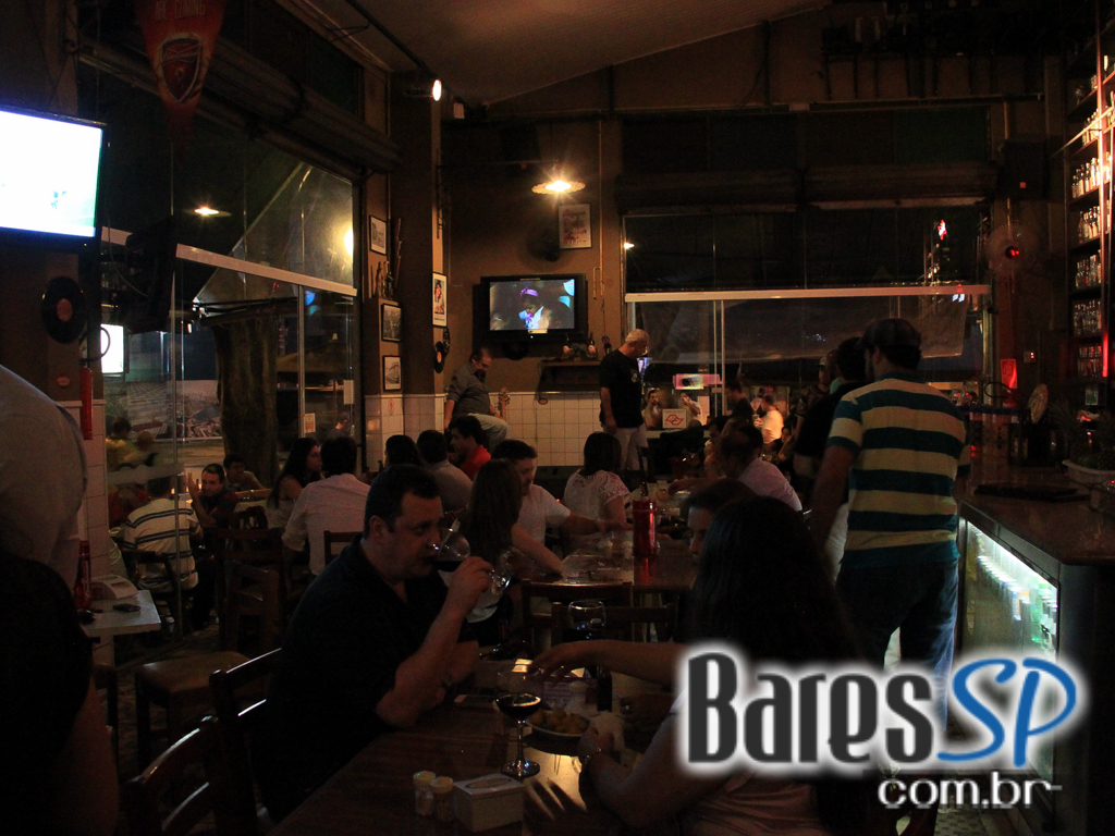 Bar do Arnesto ofereceu samba de roda e mix de músicas na sexta-feira Bar do Arnesto ofereceu samba de roda e mix de músicas na sexta-feira