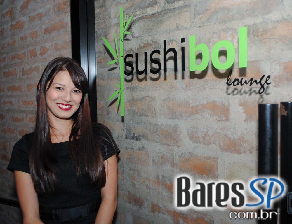 Restaurante Sushibol recebeu a festa Full Moon para celebrar a noite de quarta-feira Restaurante Sushibol recebeu a festa Full Moon para celebrar a noite de quarta-feira