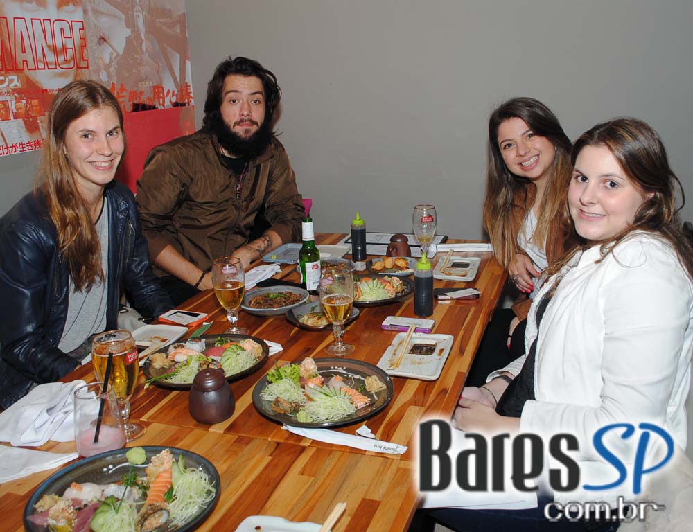 Restaurante Sushibol recebeu a festa Full Moon para celebrar a noite de quarta-feira Restaurante Sushibol recebeu a festa Full Moon para celebrar a noite de quarta-feira