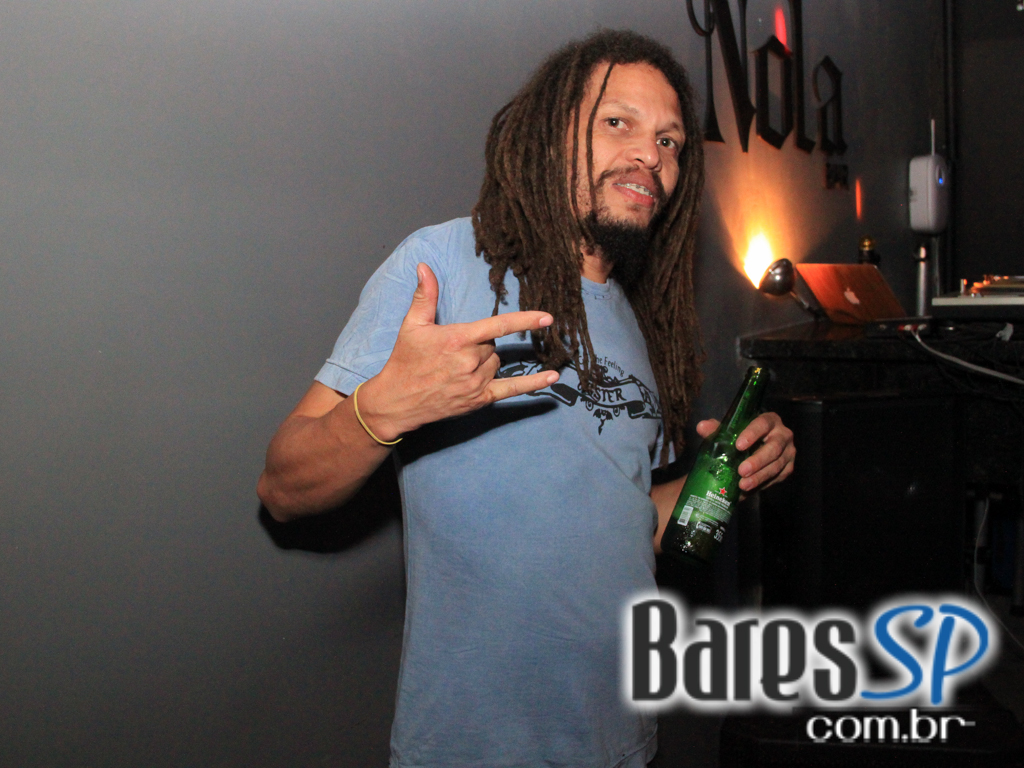 DJ Nuts tocou na noite de quarta-feira no Nola Bar DJ Nuts tocou na noite de quarta-feira no Nola Bar