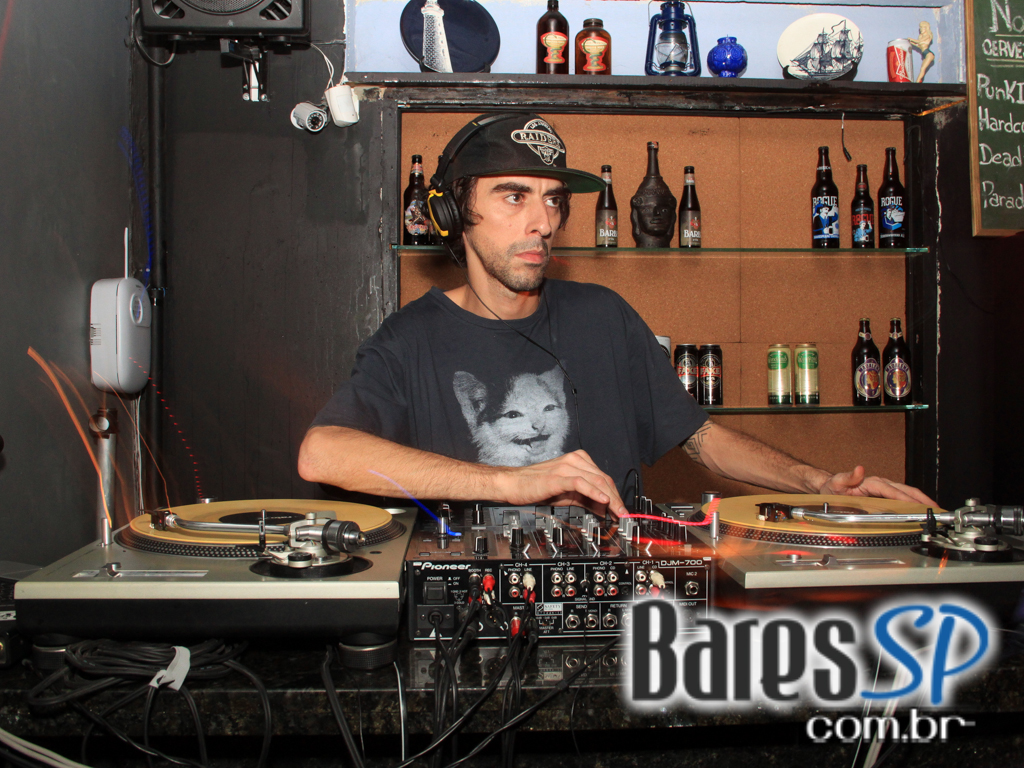 DJ Nuts tocou na noite de quarta-feira no Nola Bar DJ Nuts tocou na noite de quarta-feira no Nola Bar