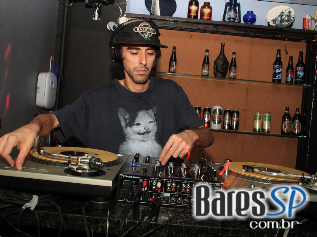 DJ Nuts tocou na noite de quarta-feira no Nola Bar DJ Nuts tocou na noite de quarta-feira no Nola Bar