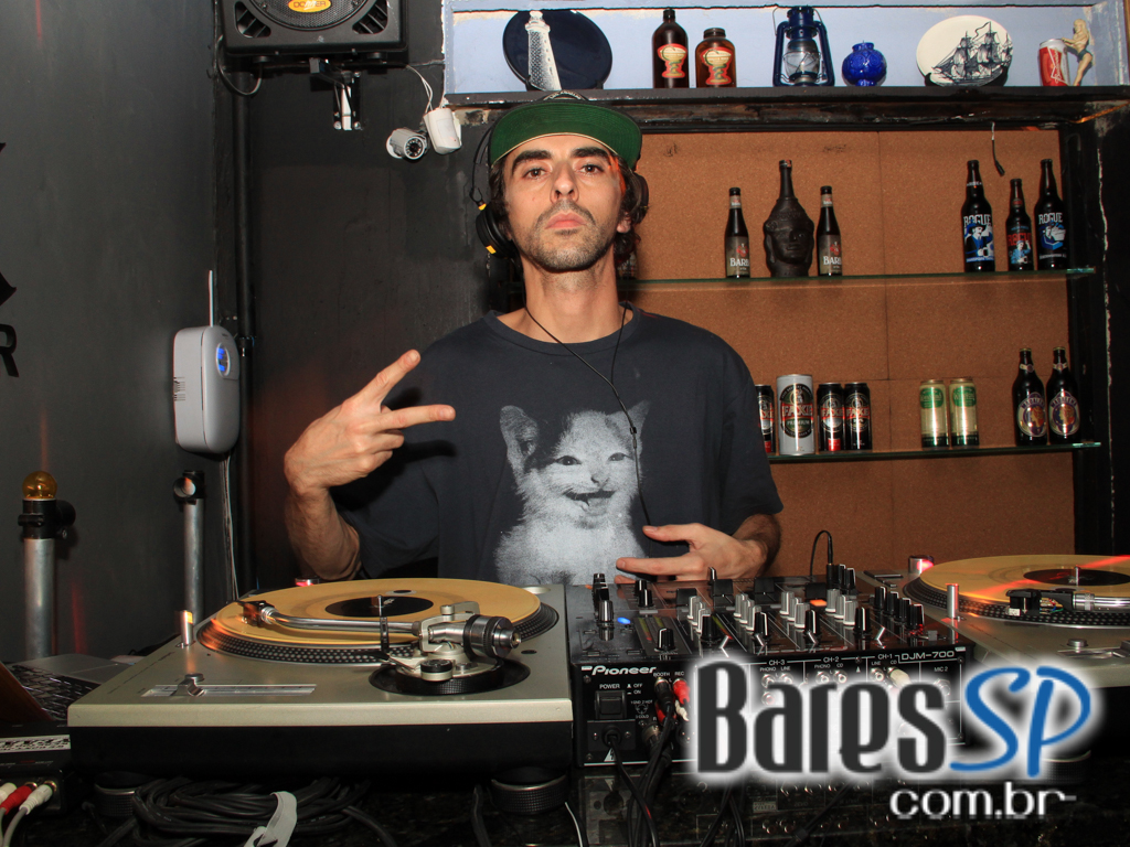 DJ Nuts tocou na noite de quarta-feira no Nola Bar DJ Nuts tocou na noite de quarta-feira no Nola Bar
