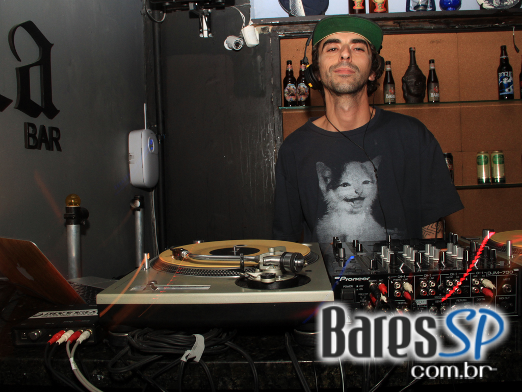 DJ Nuts tocou na noite de quarta-feira no Nola Bar DJ Nuts tocou na noite de quarta-feira no Nola Bar