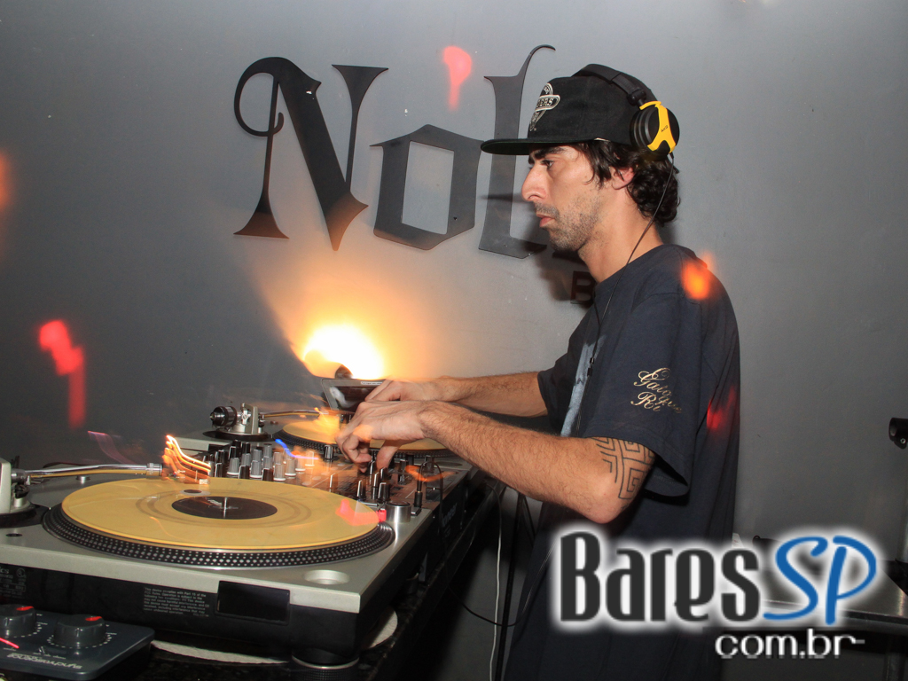 DJ Nuts tocou na noite de quarta-feira no Nola Bar DJ Nuts tocou na noite de quarta-feira no Nola Bar
